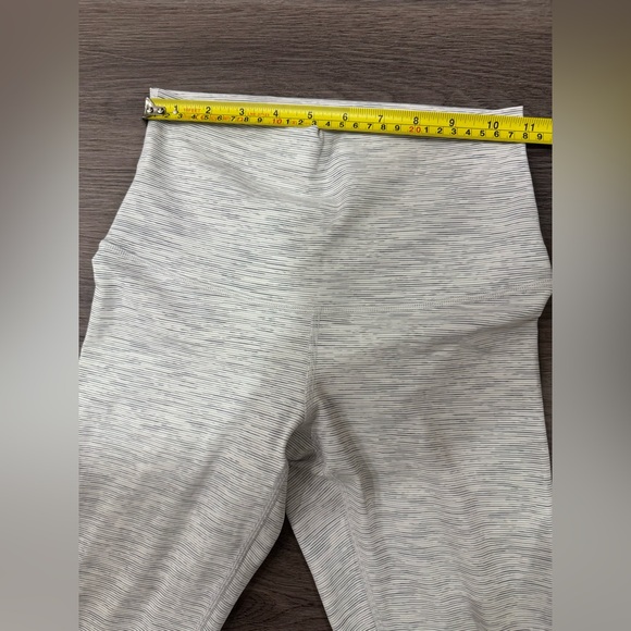 Lululemon leggings Size 2 like new condition - Picture 7 of 9